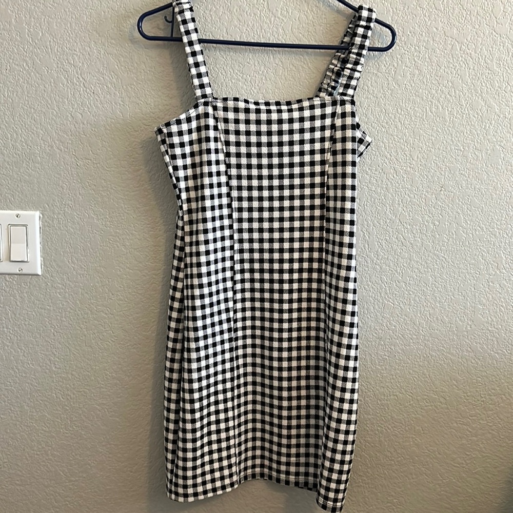 Never worn, stretchy straps